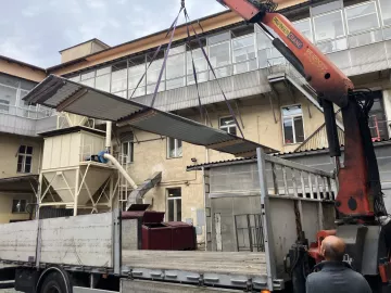 Unloading the roofing
